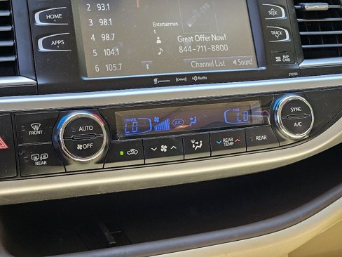 Used 2019 Toyota Highlander XLE image 23