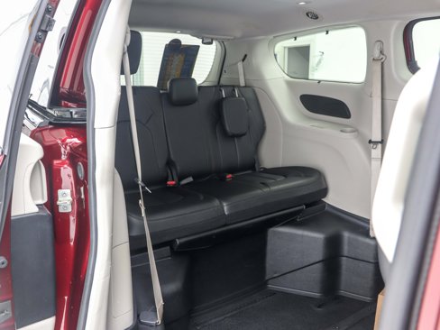Used 2018 Chrysler Pacifica Touring-L image 16