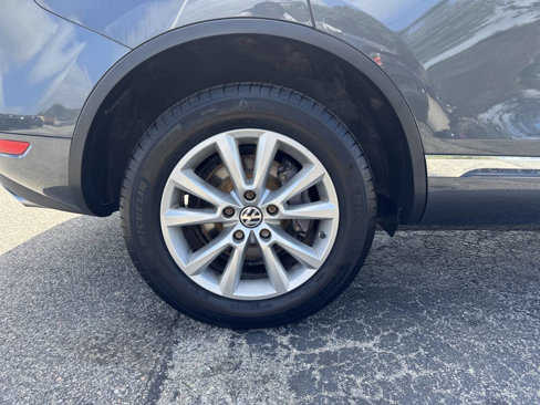 Used 2014 Volkswagen Touareg Sport image 10