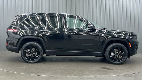 Used 2023 Jeep Grand Cherokee Altitude image 6