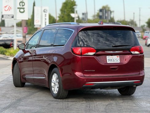 Used 2019 Chrysler Pacifica Touring-L image 2