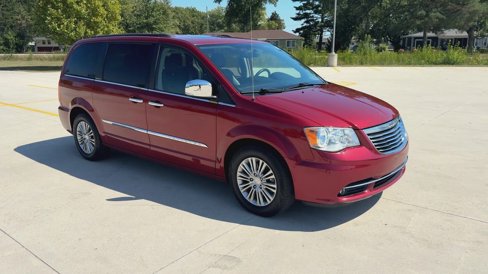 Used 2016 Chrysler Town & Country Touring-L image 2