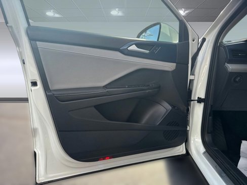 Used 2024 Volkswagen Taos SE image 21