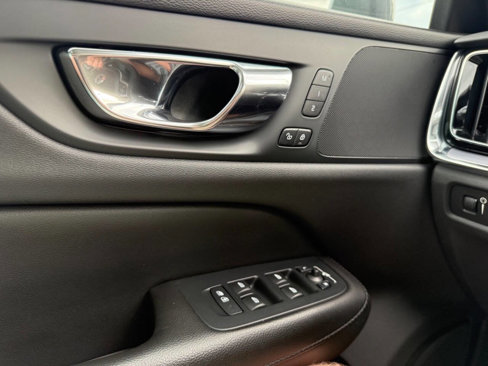 Used 2019 Volvo S60 T6 Momentum w/ Premium Package image 19