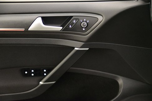 Used 2019 Volkswagen Golf S image 9