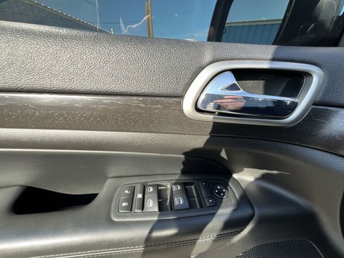 Used 2018 Jeep Grand Cherokee Altitude image 23