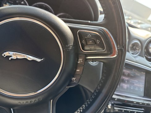 Used 2013 Jaguar XJ image 24