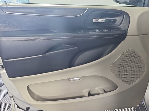 Used 2012 Chrysler Town & Country Touring image 18