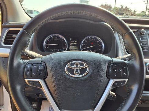 Used 2019 Toyota Highlander SE image 19