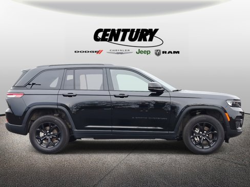 Used 2024 Jeep Grand Cherokee Altitude image 2