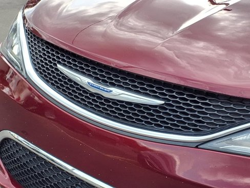 Used 2018 Chrysler Pacifica Touring-L Plus image 34
