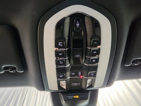 Certified 2025 Porsche Macan image 16
