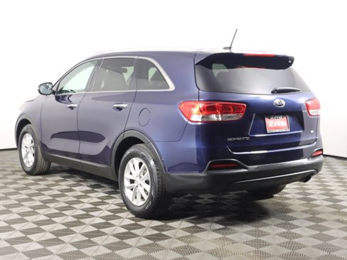 Used 2017 Kia Sorento LX image 4