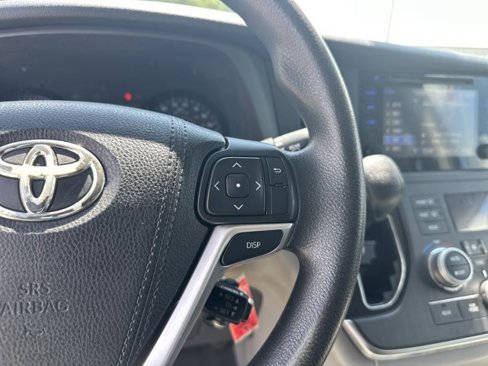 Used 2015 Toyota Sienna LE image 30