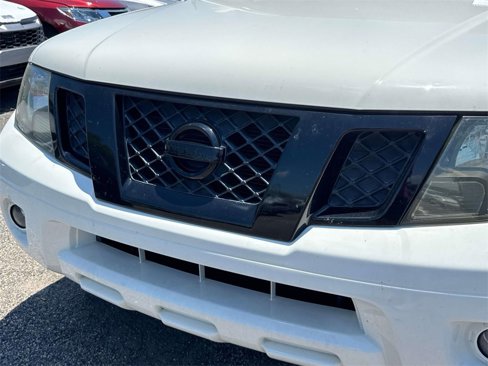 Used 2017 Nissan Frontier SV image 3
