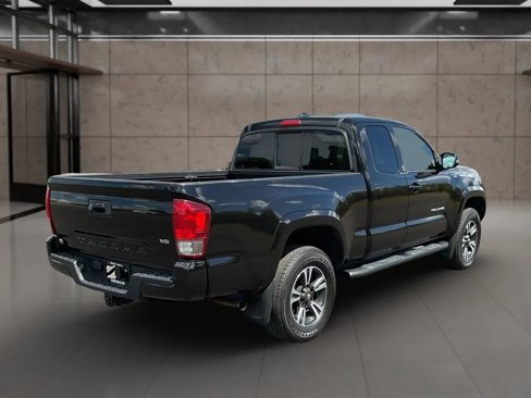 Used 2017 Toyota Tacoma TRD Sport image 6