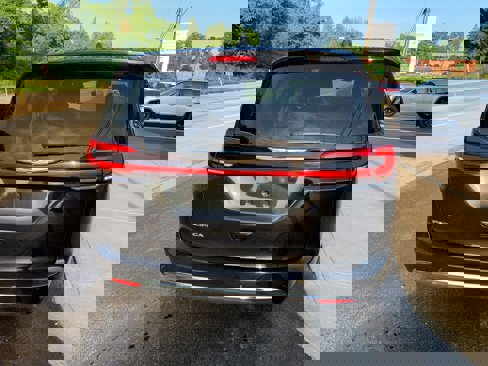 Used 2023 Chrysler Pacifica Touring-L image 9