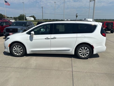Used 2017 Chrysler Pacifica Touring-L image 6