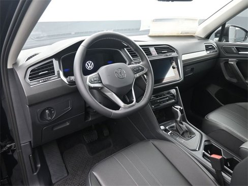 Used 2024 Volkswagen Tiguan SE image 31