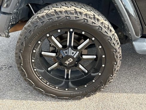 Used 2018 Jeep Wrangler Unlimited Sahara image 9