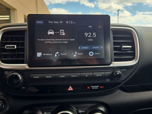 Used 2024 Hyundai Venue SEL image 23