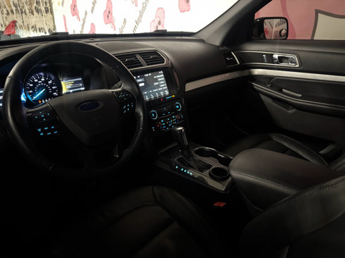 Used 2017 Ford Explorer XLT w/ Equipment Group 202A image 18