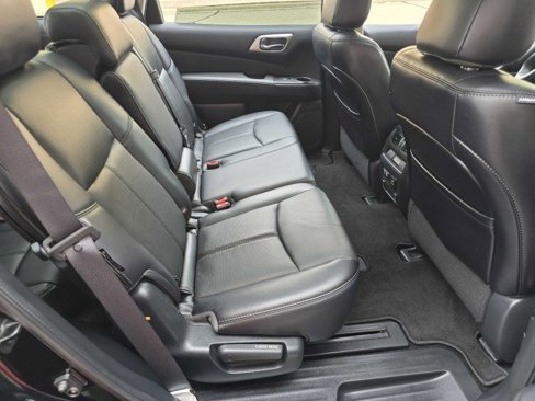 Used 2020 Nissan Pathfinder Platinum image 9