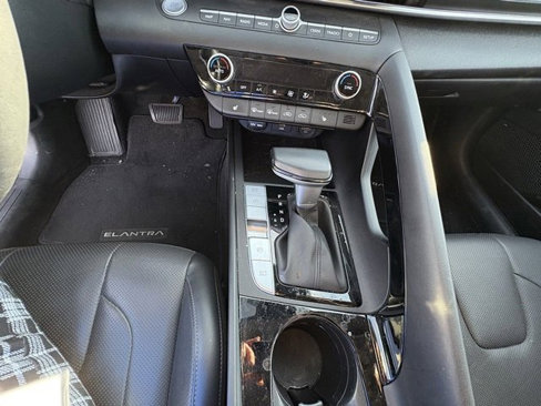 Certified 2023 Hyundai Elantra Limited w/ Preferred Accessory Package image 16