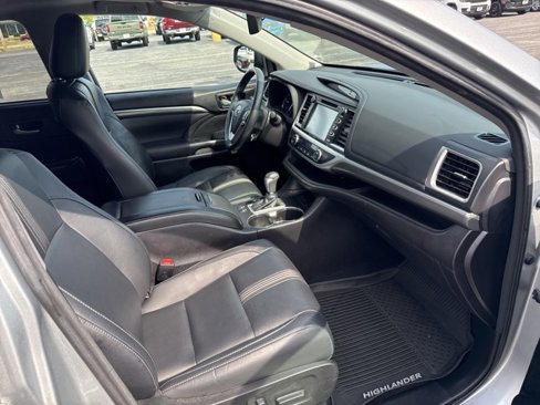 Used 2017 Toyota Highlander SE image 16
