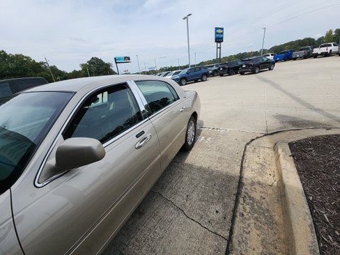 Used 2010 Lincoln Town Car Signature Limited image 4