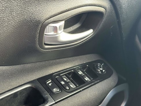 Used 2021 Jeep Renegade Sport image 27