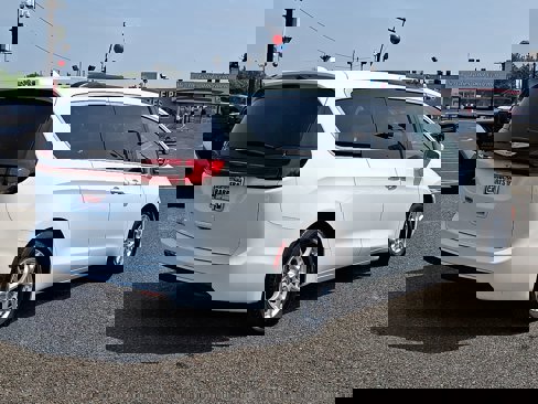 Used 2022 Chrysler Pacifica Touring-L image 5