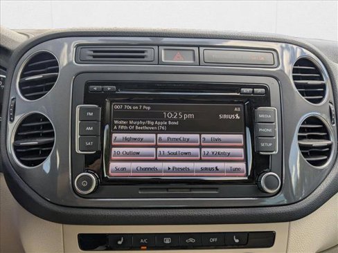 Used 2014 Volkswagen Tiguan SE image 10