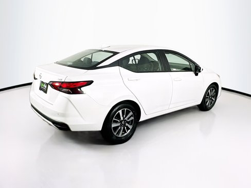 Used 2022 Nissan Versa SV image 9