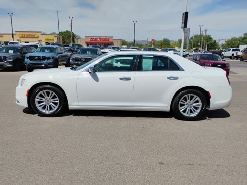 Used 2017 Chrysler 300 C image 4