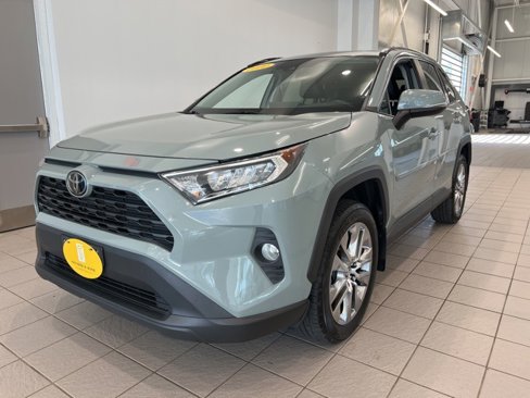 Used 2020 Toyota RAV4 XLE Premium image 3