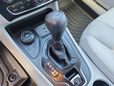 Used 2019 Jeep Cherokee Limited image 24