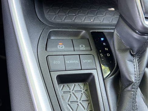 Used 2022 Toyota RAV4 XLE Premium image 25