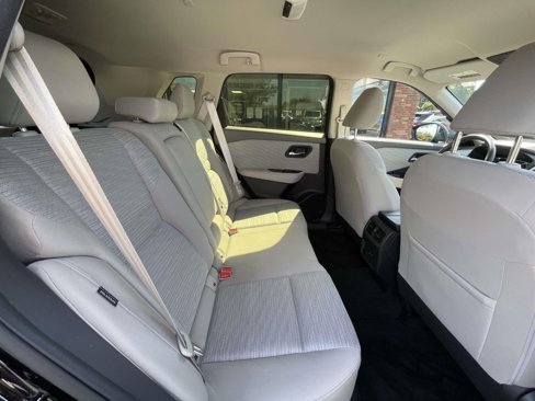 Used 2023 Nissan Rogue SV image 18