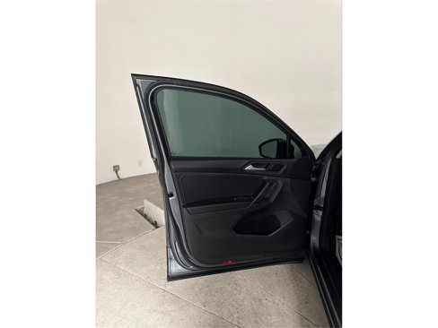 Used 2019 Volkswagen Tiguan SE w/ Panoramic Sunroof Package image 9