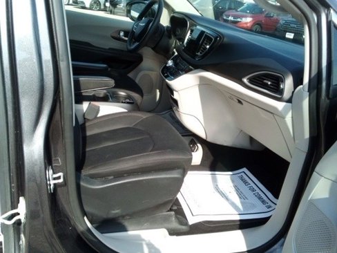 Used 2018 Chrysler Pacifica Touring Plus w/ Tire & Wheel Group image 16