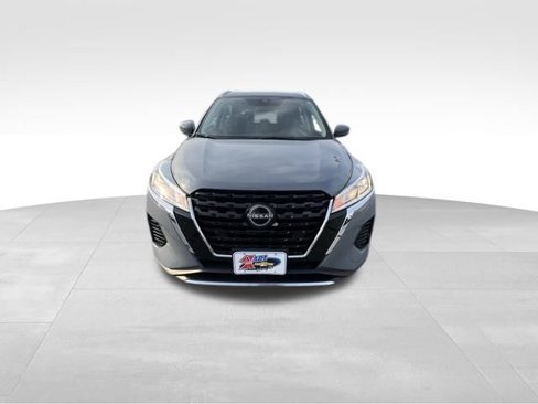 Used 2023 Nissan Kicks SV image 3