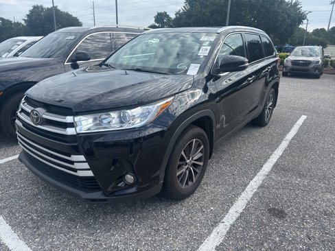 Used 2019 Toyota Highlander SE image 1
