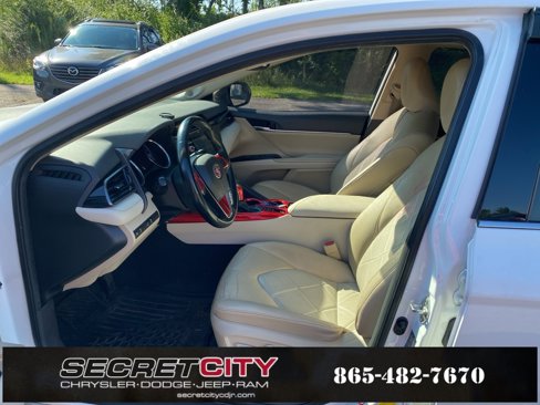 Used 2019 Toyota Camry XLE w/ Sunroof Package image 9