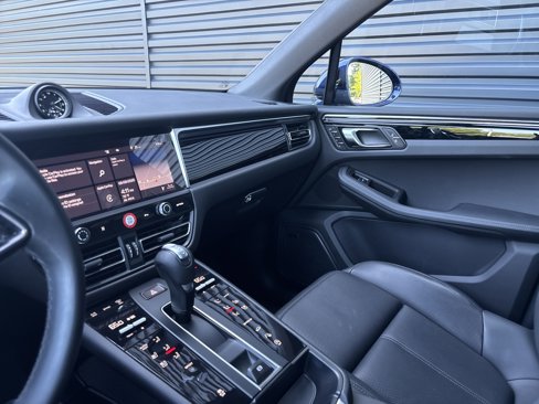 Certified 2025 Porsche Macan image 11