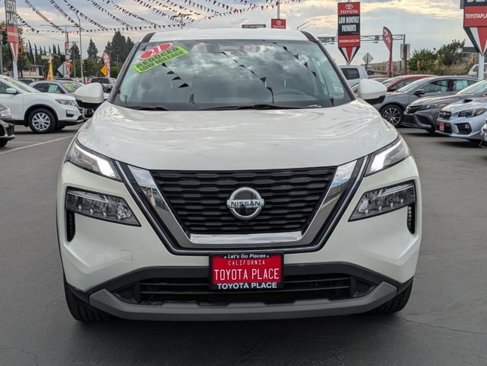 Used 2021 Nissan Rogue SV image 2