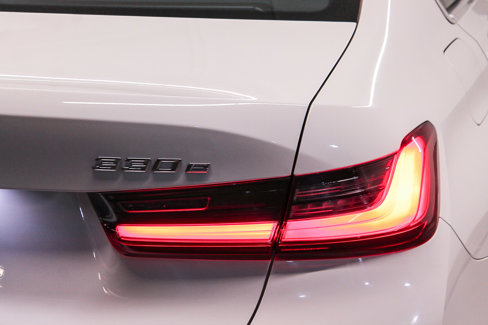 Certified 2022 BMW 330e w/ Convenience Package image 7