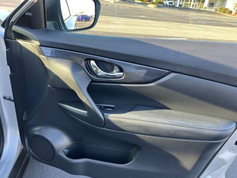 Used 2018 Nissan Rogue SV w/ Premium Package image 35