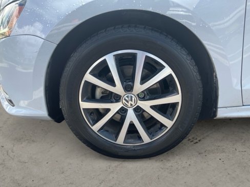 Used 2017 Volkswagen Jetta SE image 9