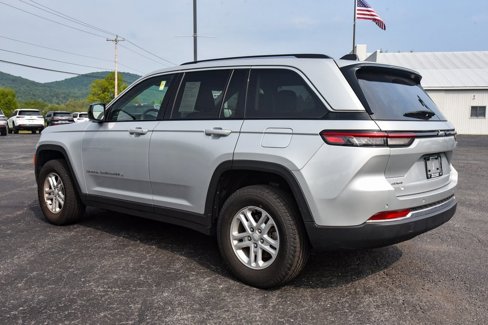 Certified 2023 Jeep Grand Cherokee Laredo w/ Luxury Tech Group I image 5